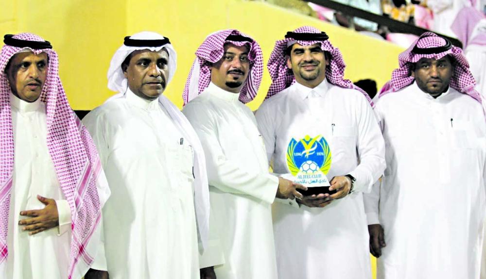 هلالي يدعم الجيل والإدارة تُكرم الطاهر