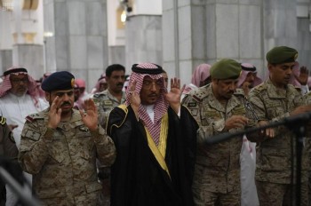 وكيل محافظة الطائف يؤدي صلاة الميت على شهيد الواجب 