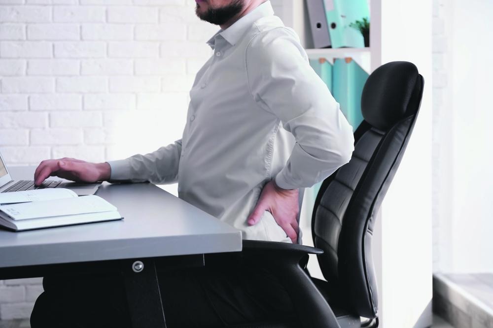 «سعود الطبية» للموظفين: احذروا مخاطر الجلوس وقلة الحركة