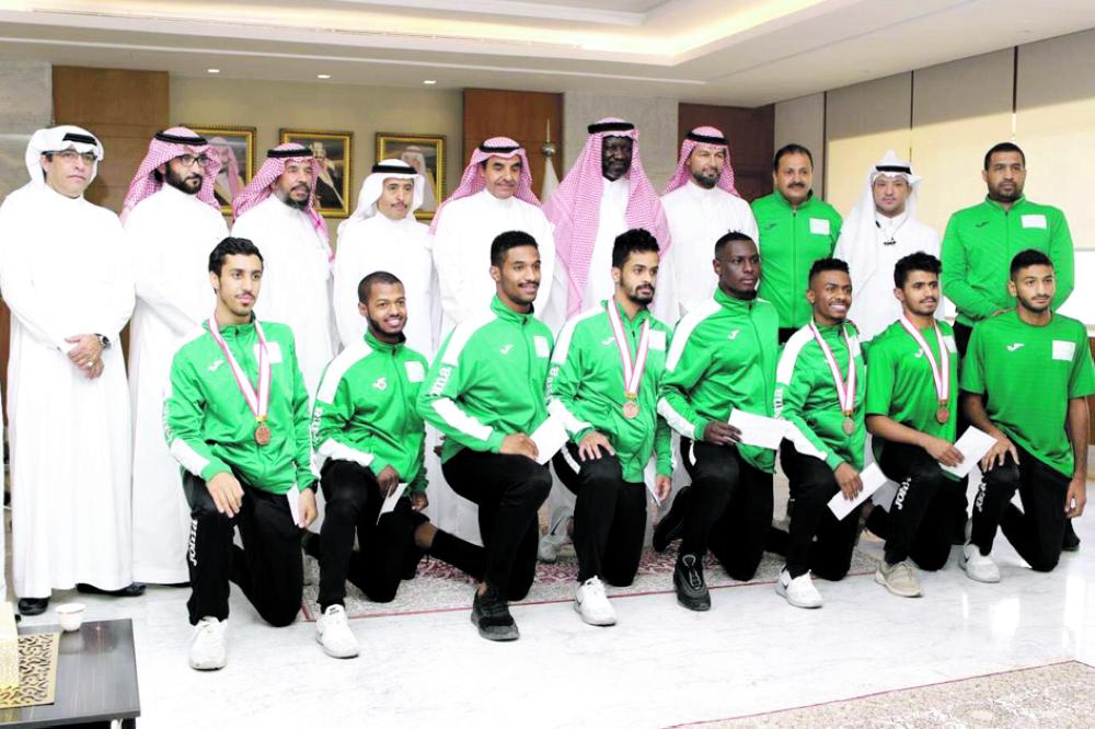 العاصمي يكرم أعضاء منتخبات الجامعات السعودية