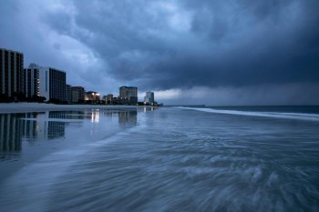 رياح وأمطار الإعصار فلورنس تضرب سواحل الولايات المتحدة