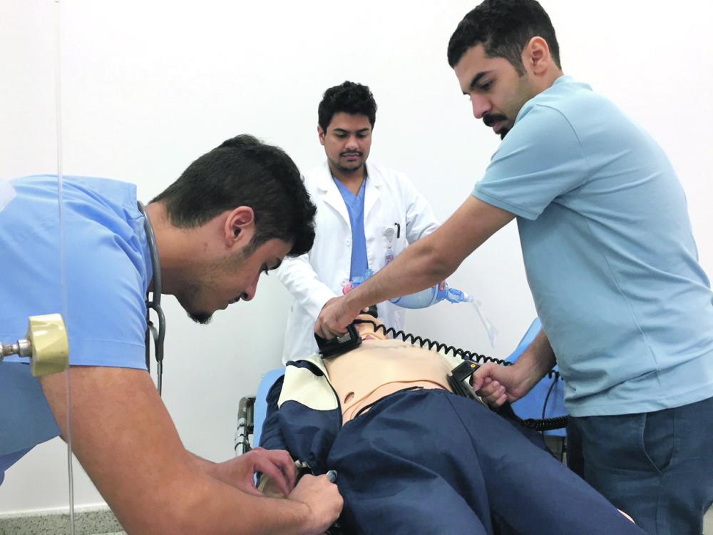 مستشفى الملك فهد الجامعي ينظم الدورة التدريبية في إنقاذ الحياة