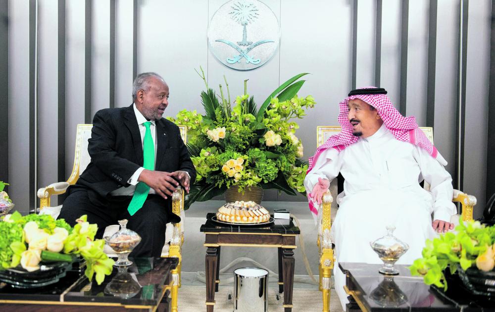 الملك يناقش الأوضاع الإقليمية والدولية مع رئيس جيبوتي