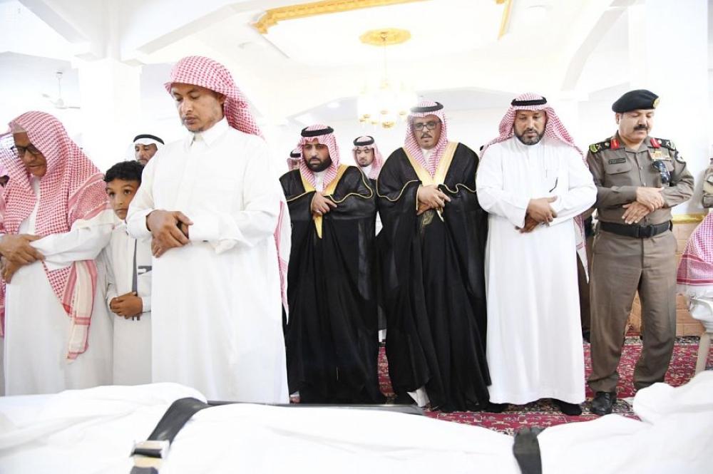 أمير جازان يؤدي صلاة الميت على الشهيد طماح