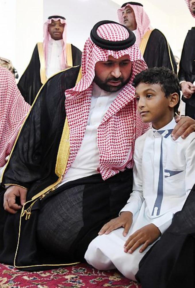 أمير جازان يؤدي صلاة الميت على الشهيد طماح