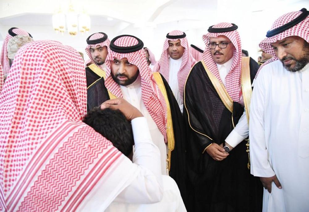 أمير جازان يؤدي صلاة الميت على الشهيد طماح