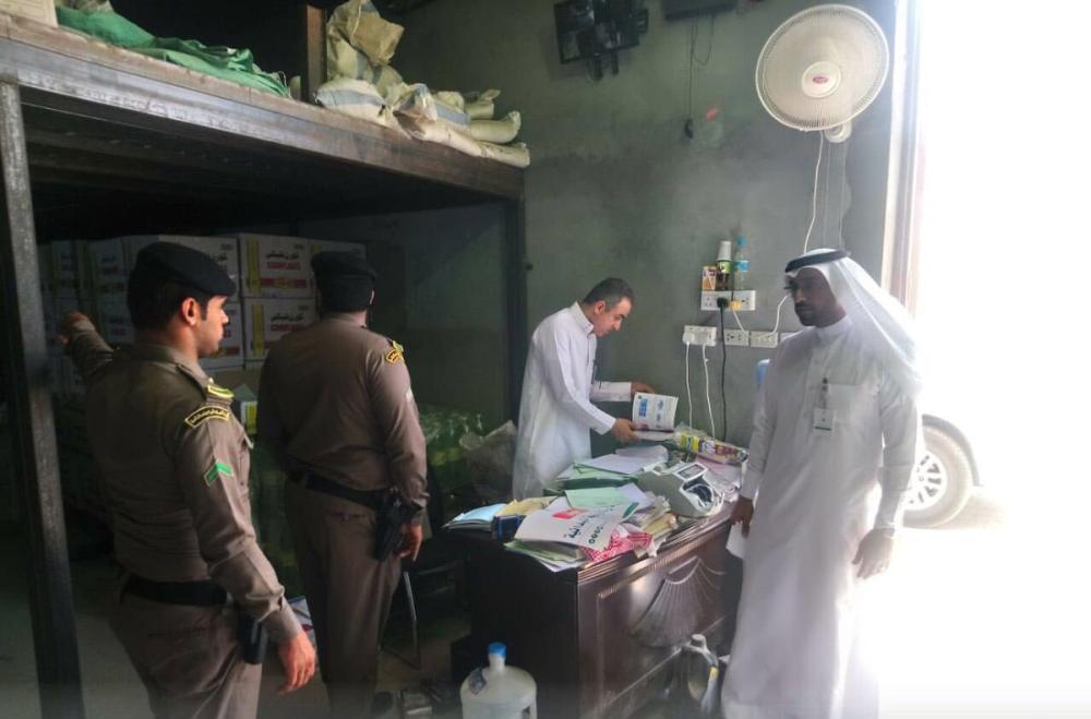 «التجارة» تُغلق مستودع أغذية مخالف بالأحساء