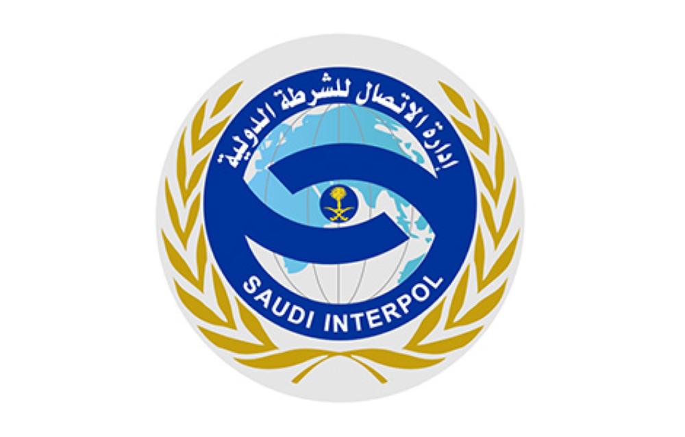 الإنتربول السعودي يسترد مطلوبا في قضايا نصب واحتيال