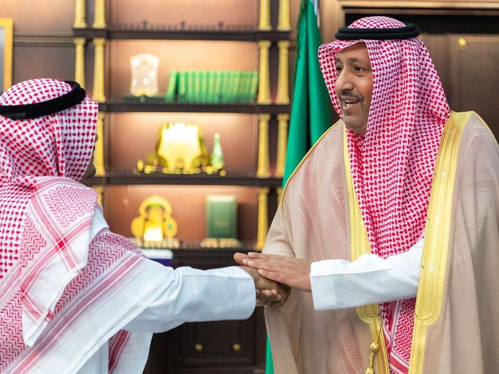 أمير الباحة يستقبل المواطن الزهراني المتنازل عن قاتل ابنه