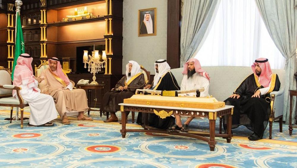 أمير الباحة يستقبل المواطن الزهراني المتنازل عن قاتل ابنه