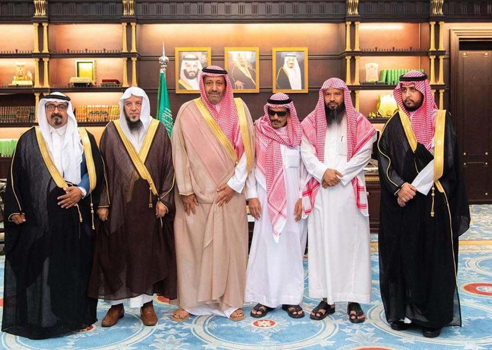 أمير الباحة يستقبل المواطن الزهراني المتنازل عن قاتل ابنه