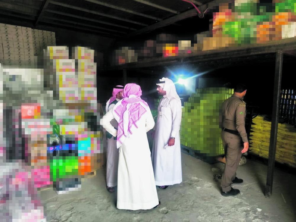 ضبط مستودع أغذية مخالف في مزرعة بالأحساء