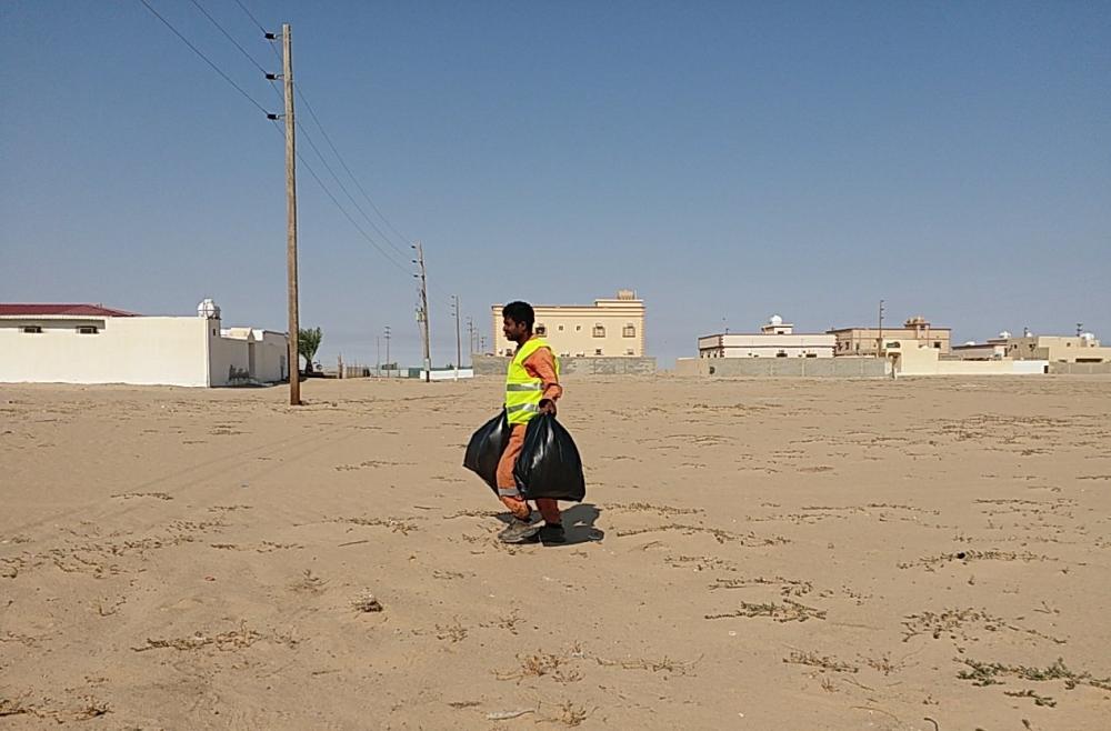 رفع النفايات من طرقات أبرق الكبريت