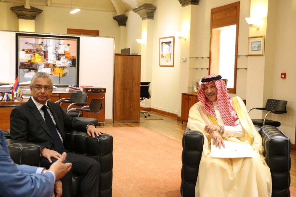 السفير أحمد قطان مع رئيس وزراء موريشيوس رافين كومار جاكنيت