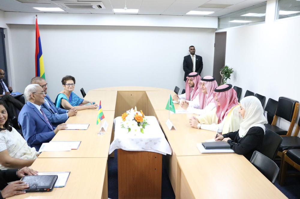 السفير أحمد قطان مع وزير خارجية موريشيوس سيتاناه لوتشيمناريدو