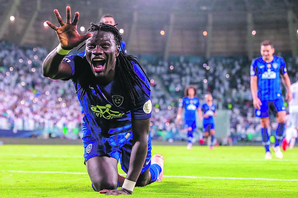 الهلال يشارك النصر الصدارة بثلاثية في الباطن