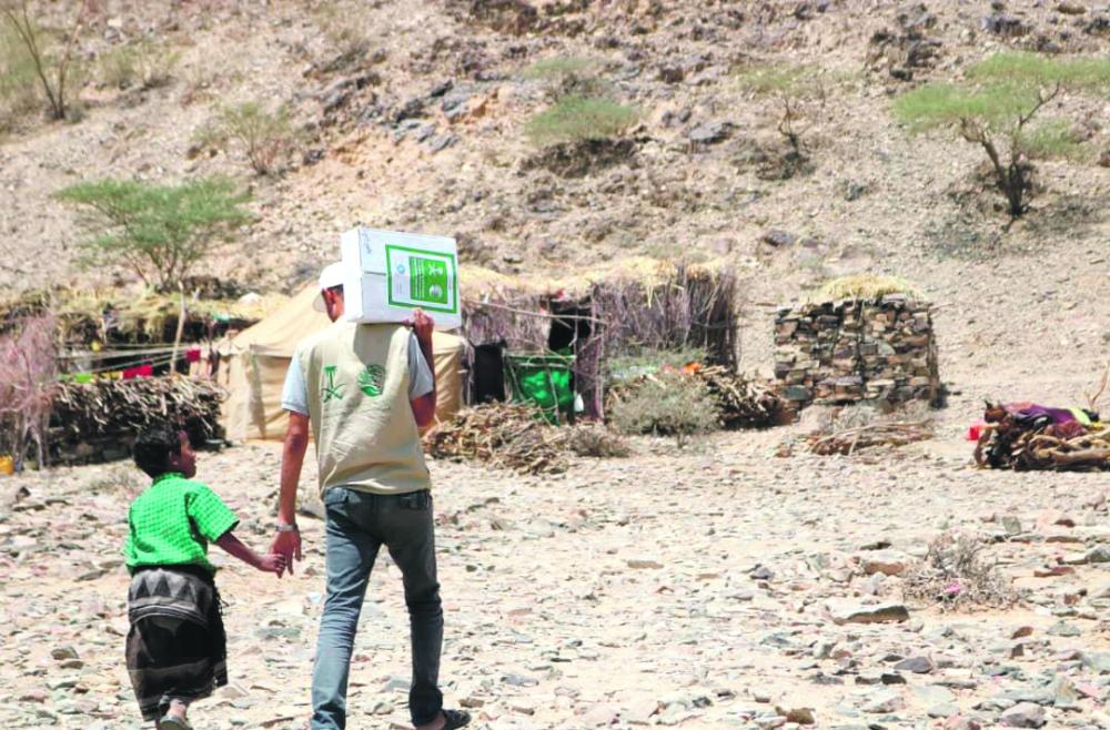 مركز الملك سلمان يوزع تمورًا للنازحين في البيضاء اليمنية