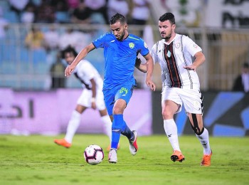 الهلال يشارك النصر الصدارة بثلاثية في الباطن