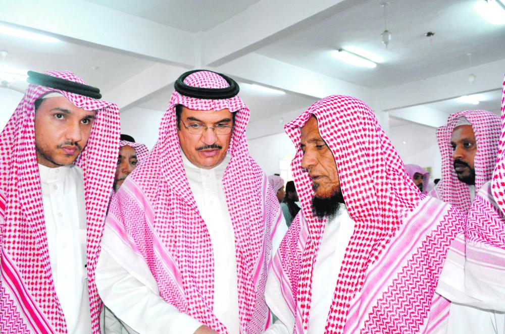 محافظ الطوال يؤدي الصلاة على الشهيد الحمدي