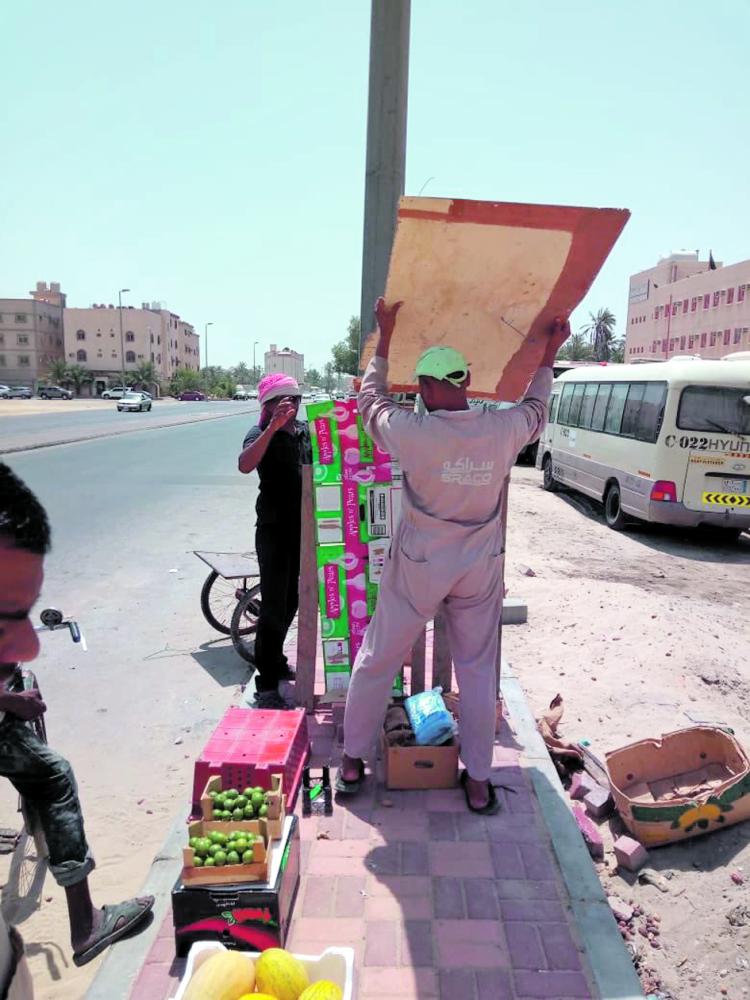 إزالة 2870 ملصقًا من شوارع القطيف وعقوبات تنتظر المخالفين