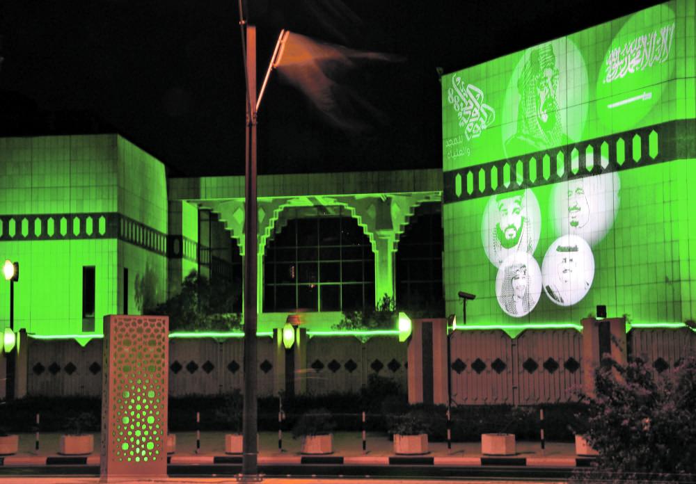 مبنى إمارة الشرقية يتوشح بالأخضر احتفالًا بيوم الوطن