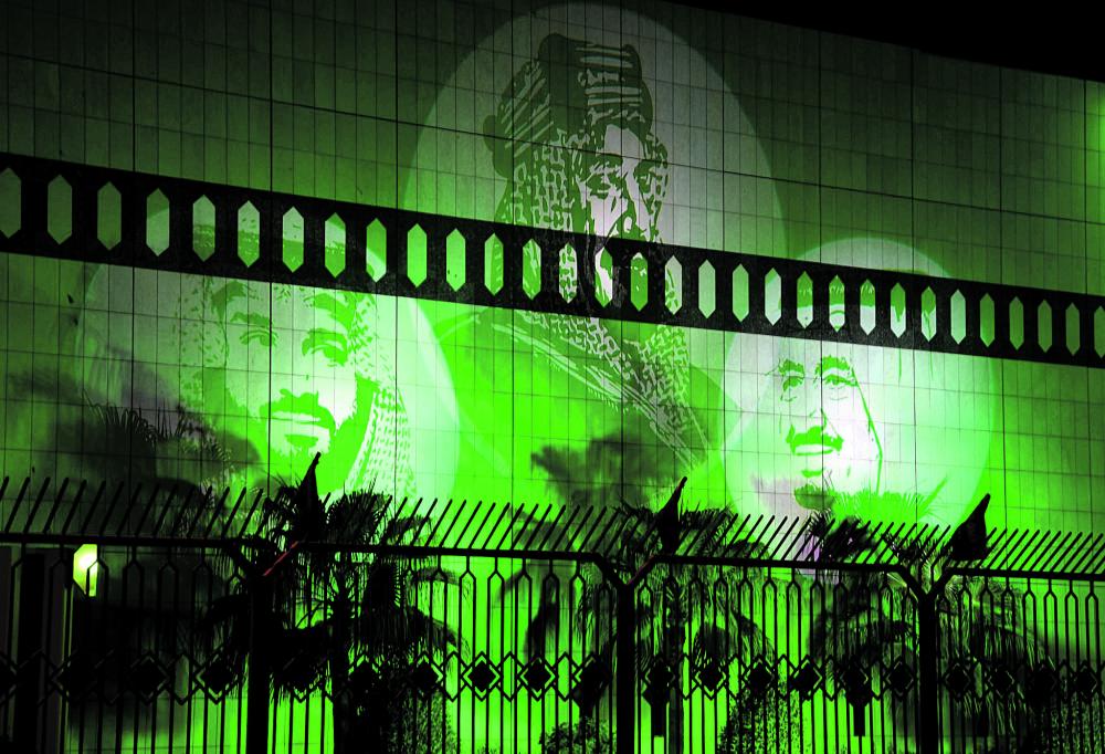 مبنى إمارة الشرقية يتوشح بالأخضر احتفالًا بيوم الوطن