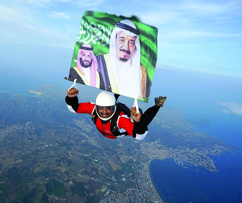 مظلي يشكِل اسم الملك سلمان في سماء دبي