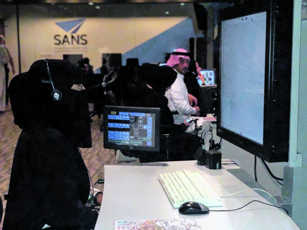 15 امرأة يراقبن الأجواء ويوجهن الطائرات