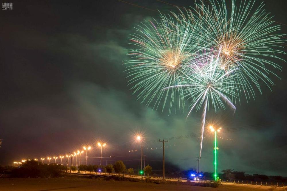 بالصور.. الألعاب النارية تضيء سماء نجران
