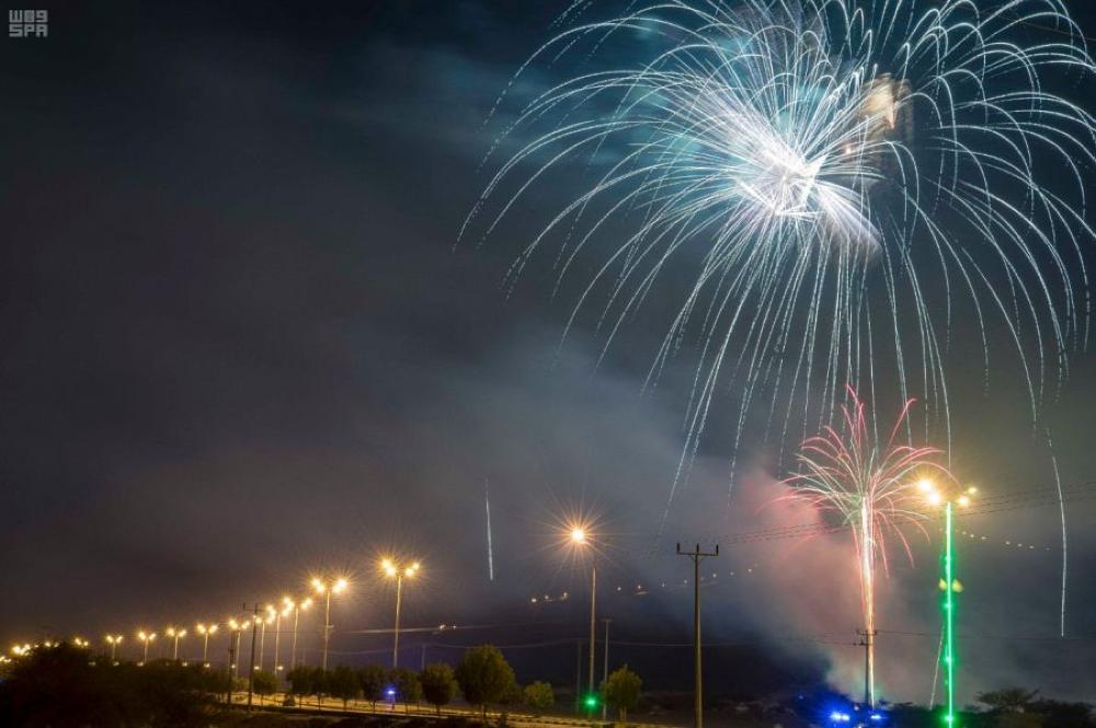 بالصور.. الألعاب النارية تضيء سماء نجران