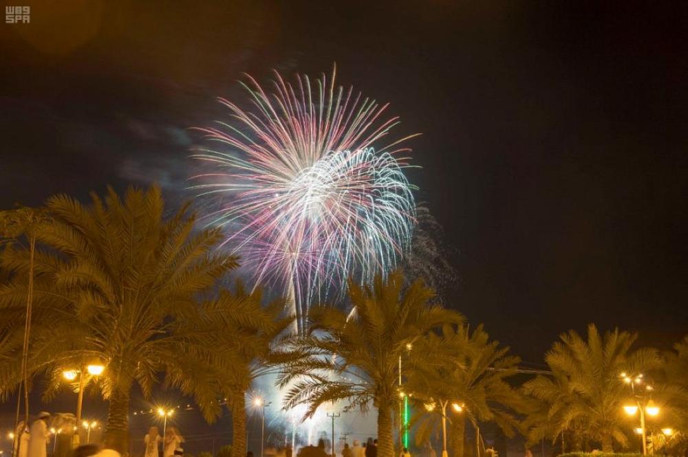 بالصور.. الألعاب النارية تضيء سماء نجران