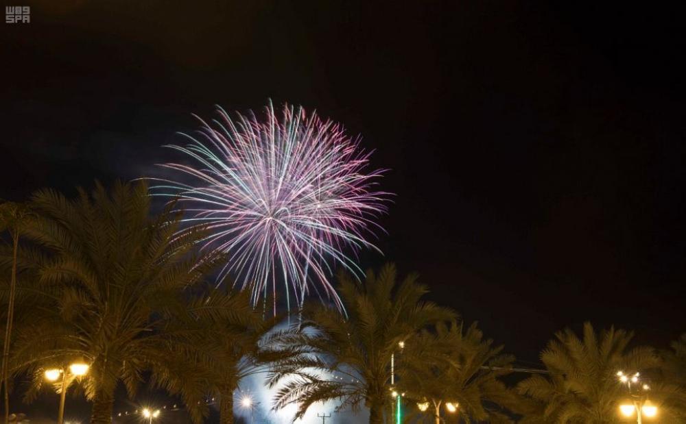 بالصور.. الألعاب النارية تضيء سماء نجران