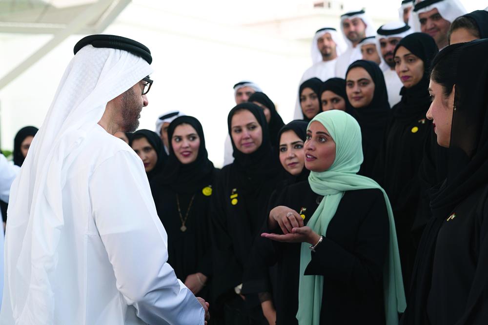 الإمارات تنشر السعادة بين الناس