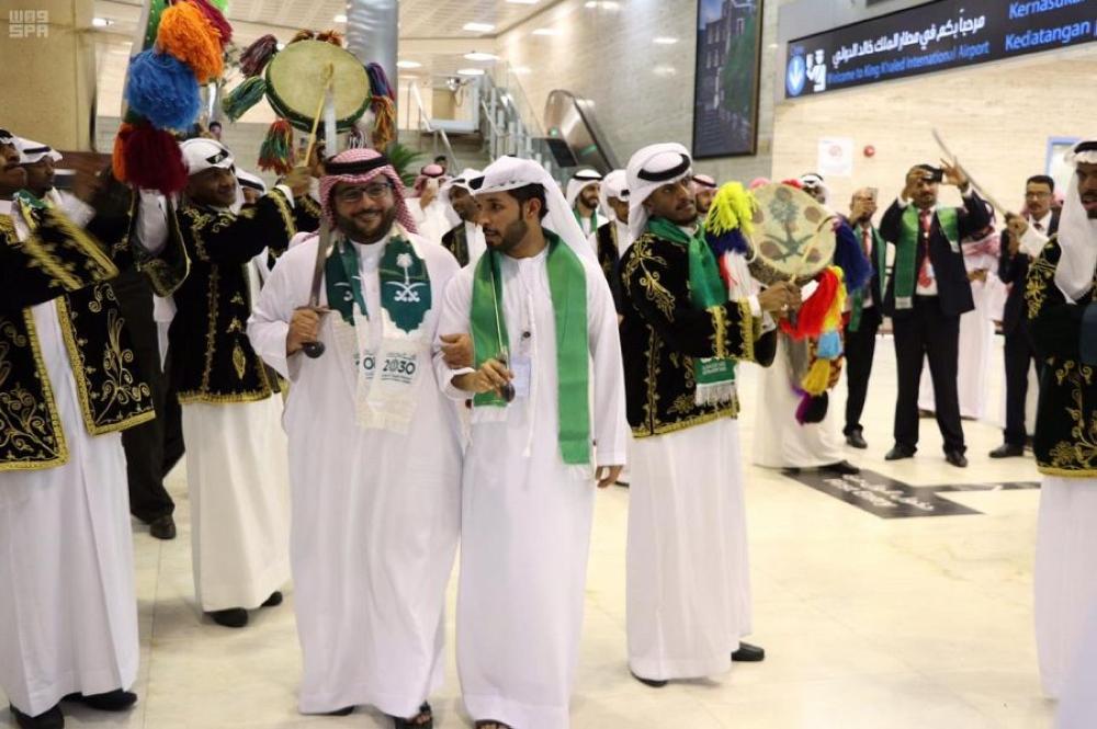 بالصور .. فرحة وطن في مطار العاصمة 