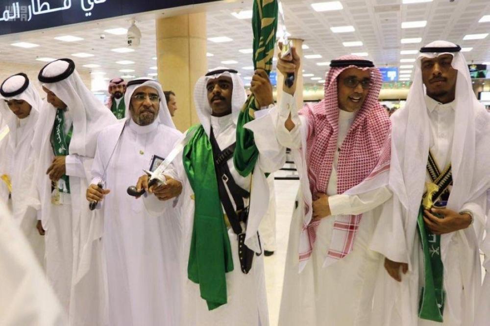 بالصور .. فرحة وطن في مطار العاصمة 