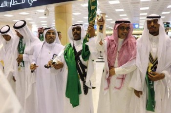 بالصور .. فرحة وطن في مطار العاصمة 