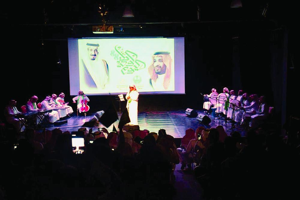 الأغاني الوطنية تشعل حماس جمهور فنون الأحساء