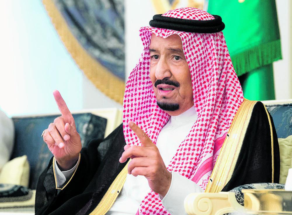 الملك يستقبل الأمراء والعلماء وجمعا من المواطنين