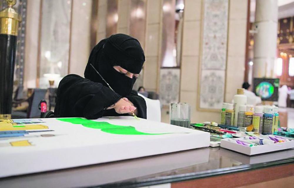 تشكيليون يقدمون 140 عملًا فنيًا احتفاء بيوم الوطن