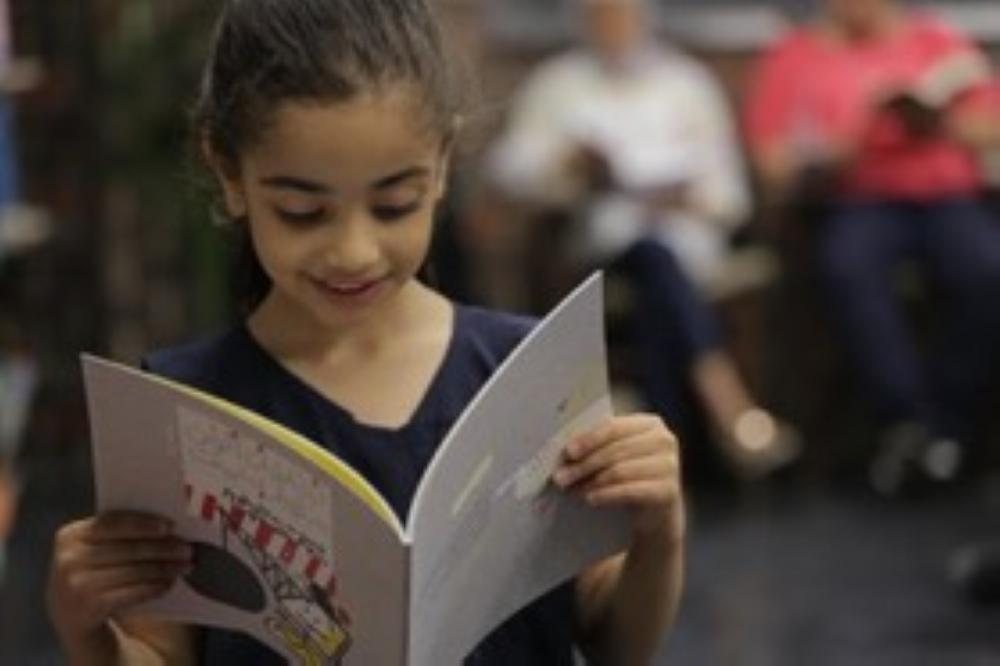 ماراثون للقراءة لإعانة الأطفال المتعسرين