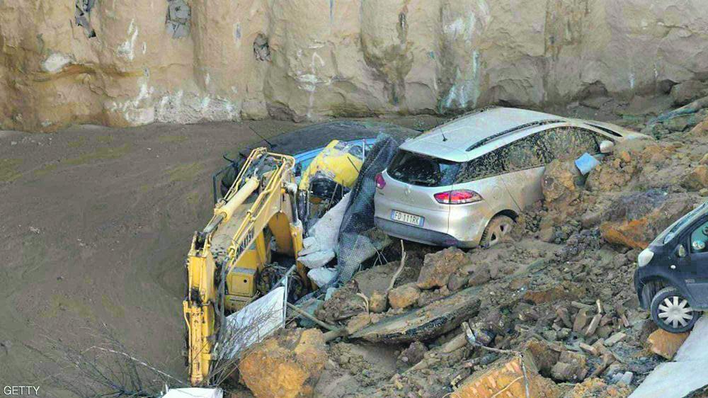 الأرض تبتلع 12 رجلا وامرأة