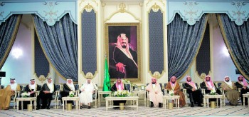 الملك يستقبل الأمراء والعلماء وجمعا من المواطنين