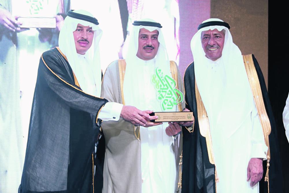 محافظ رأس تنورة يكرم مدير فرع مكتب العمل