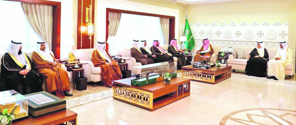 ..ويستقبل مدير ووكلاء وعمداء جامعة حفر الباطن