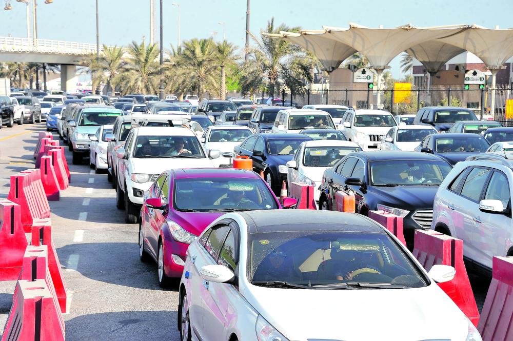 جسر الملك فهد .. الازدحام «معضلة السنين» والتطوير دون المأمول