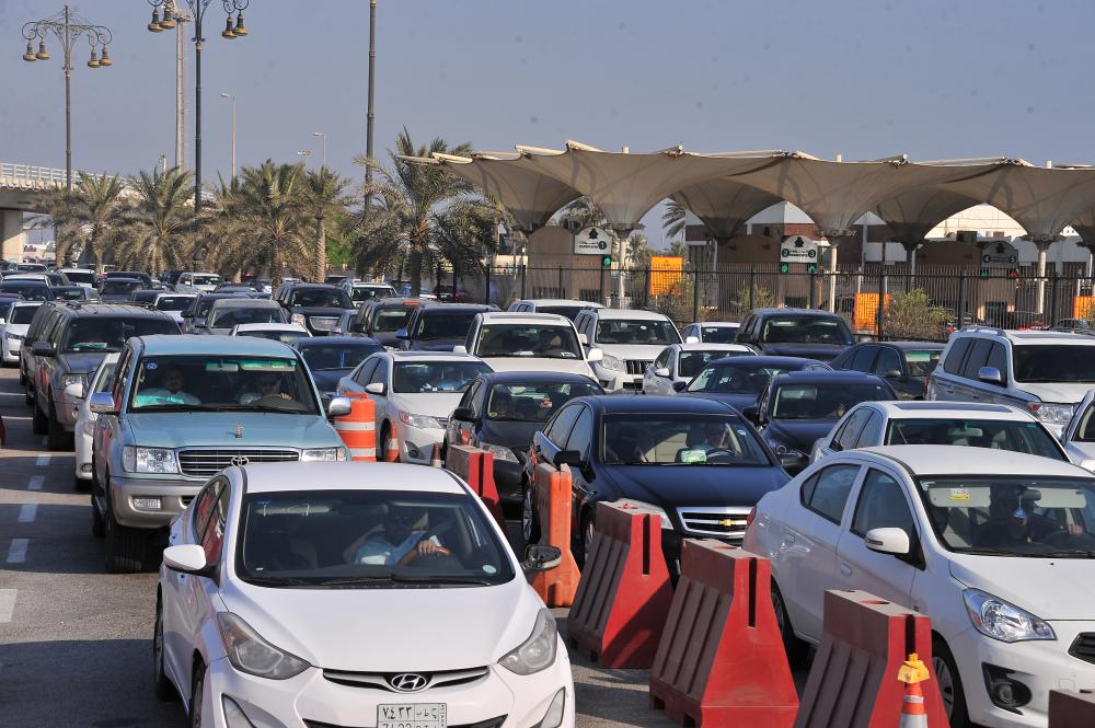 جسر الملك فهد .. الازدحام «معضلة السنين» والتطوير دون المأمول