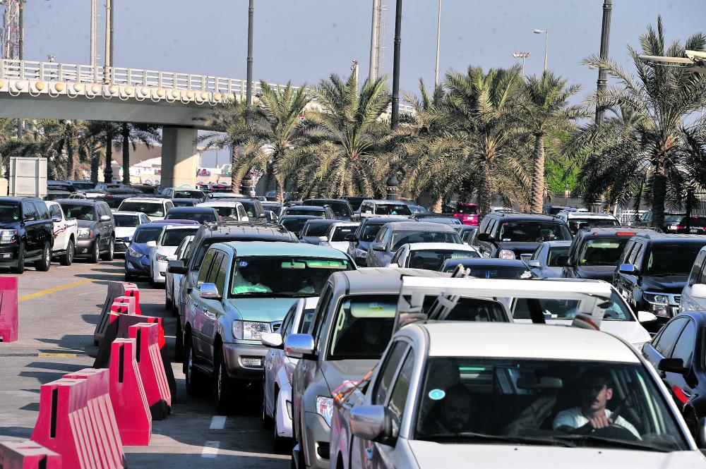 جسر الملك فهد .. الازدحام «معضلة السنين» والتطوير دون المأمول