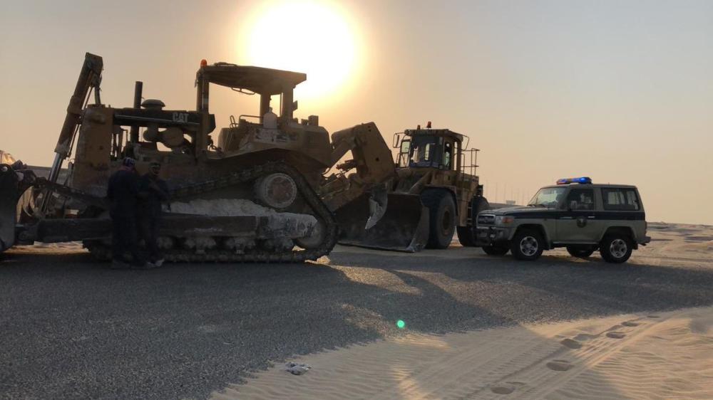 ضبط معدات لمخالفي نهل الرمال وتجريف الأراضي بالدمام