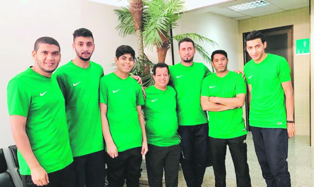 طاولة الطرف تتخطى أحد