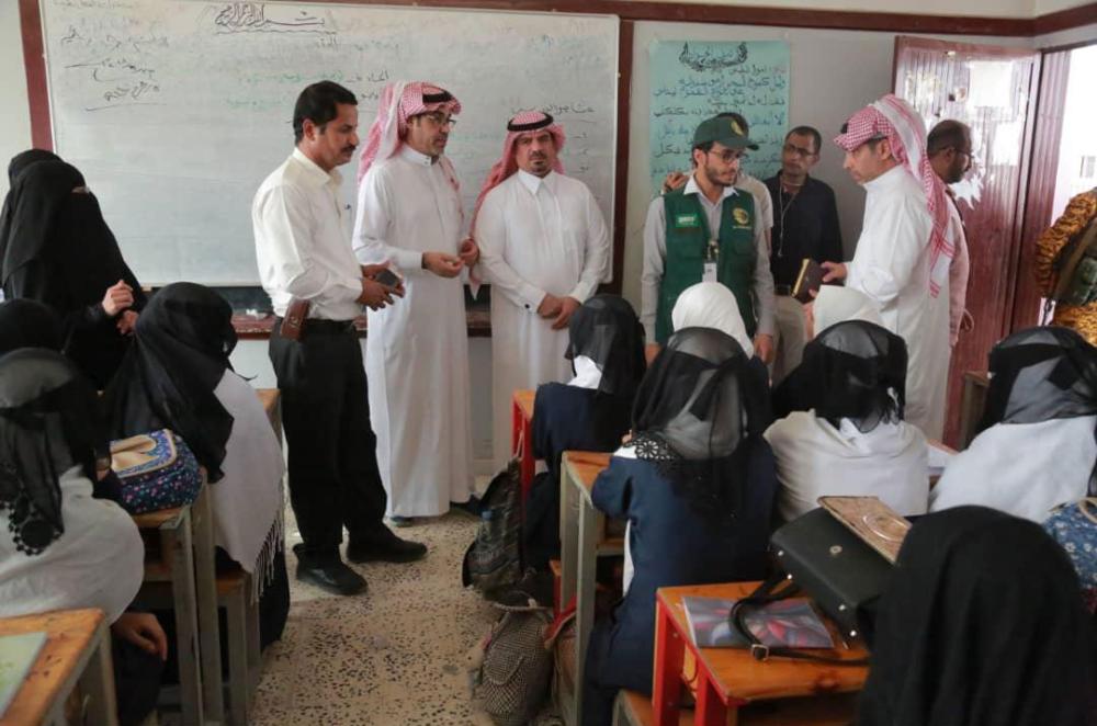 مركز الملك سلمان يقدم مساعدات للمدارس في مأرب